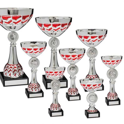silvepokal trofé i silver med röda detaljer och idrottsmotiv och svart sockel
