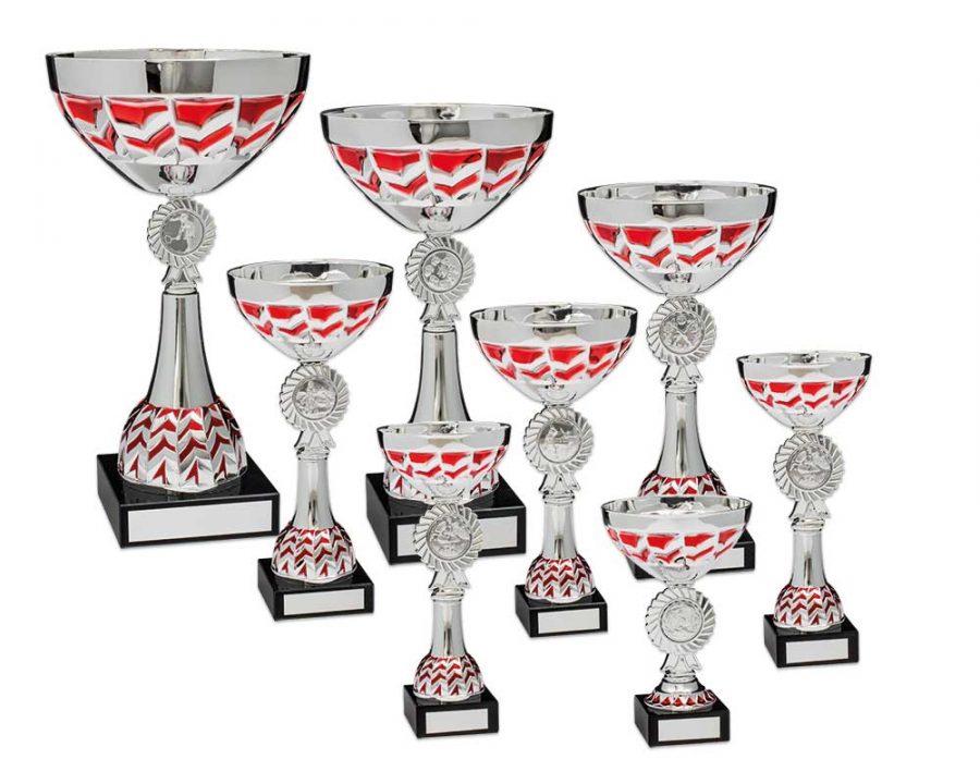 silvepokal trofé i silver med röda detaljer och idrottsmotiv och svart sockel