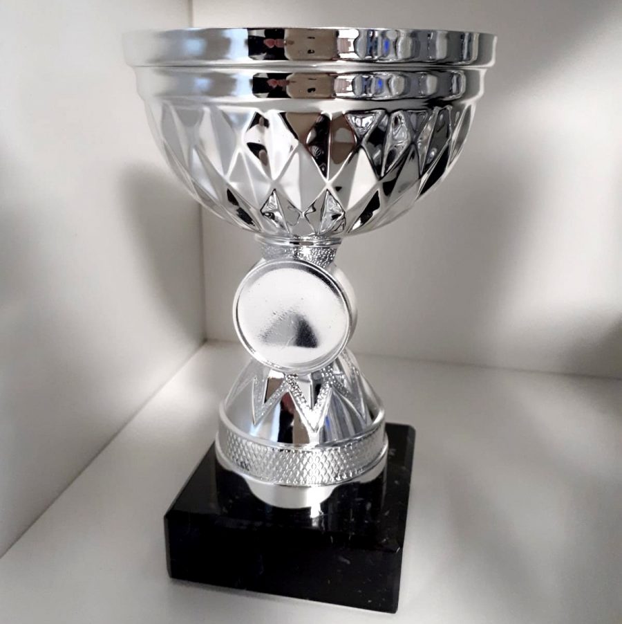 silverpokal trofé i silver med svart sockel
