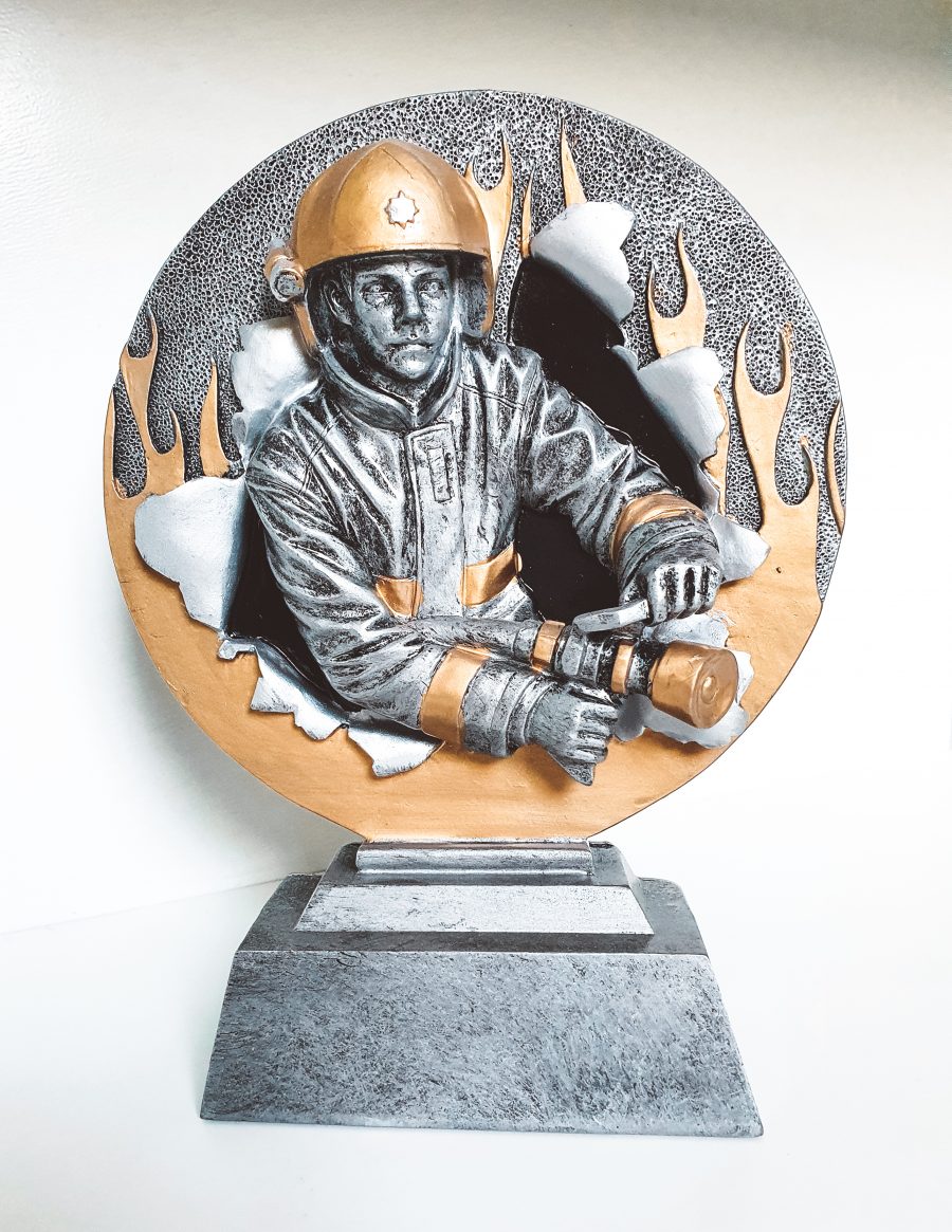 statyett i silver med gulddetaljer brandman